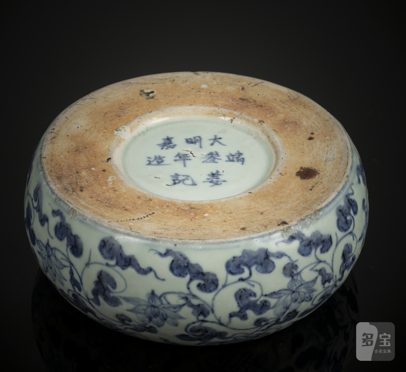 A porcelain inkstone with underglaze-blue decoration of lotus and foliage with Daoist treasures - 图4